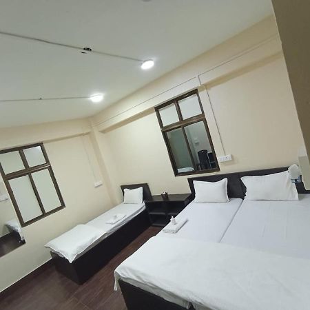 Oyo Thangal Hotel Imphal Buitenkant foto