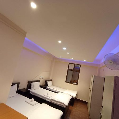 Oyo Thangal Hotel Imphal Buitenkant foto