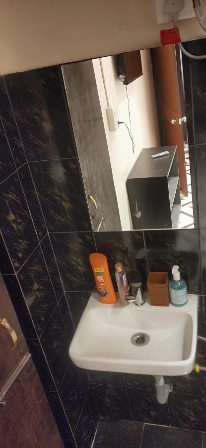 Oyo Thangal Hotel Imphal Buitenkant foto
