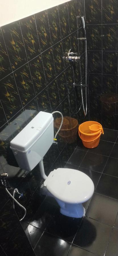 Oyo Thangal Hotel Imphal Buitenkant foto